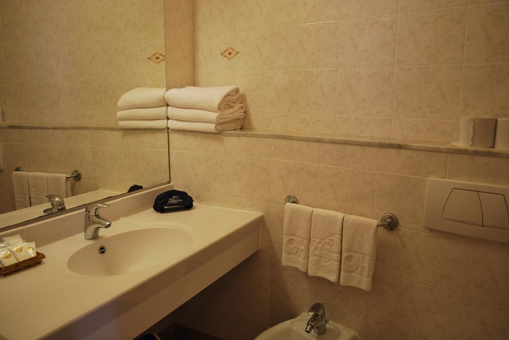 Hotel Galleano Laigueglia Habitación foto